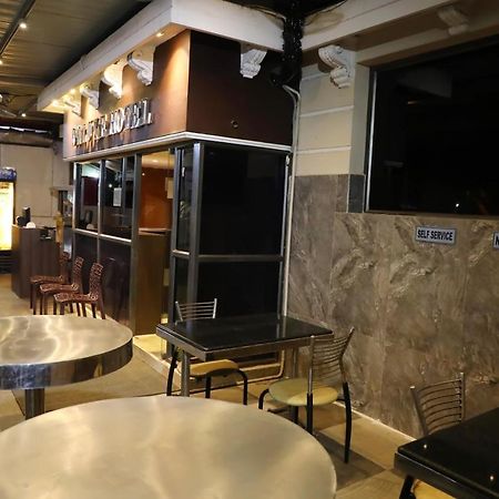 Deluxe Hotel Chennai Zewnętrze zdjęcie