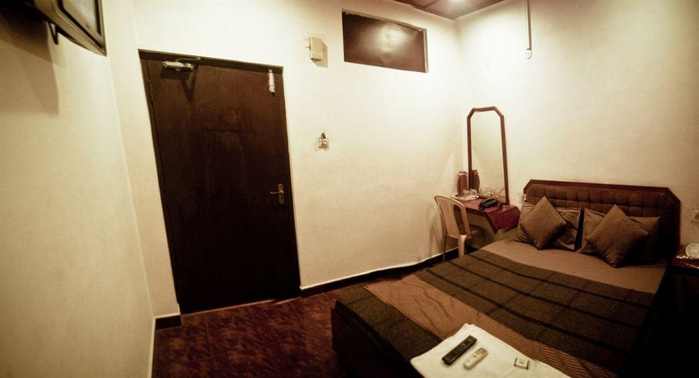 Deluxe Hotel Chennai Zewnętrze zdjęcie