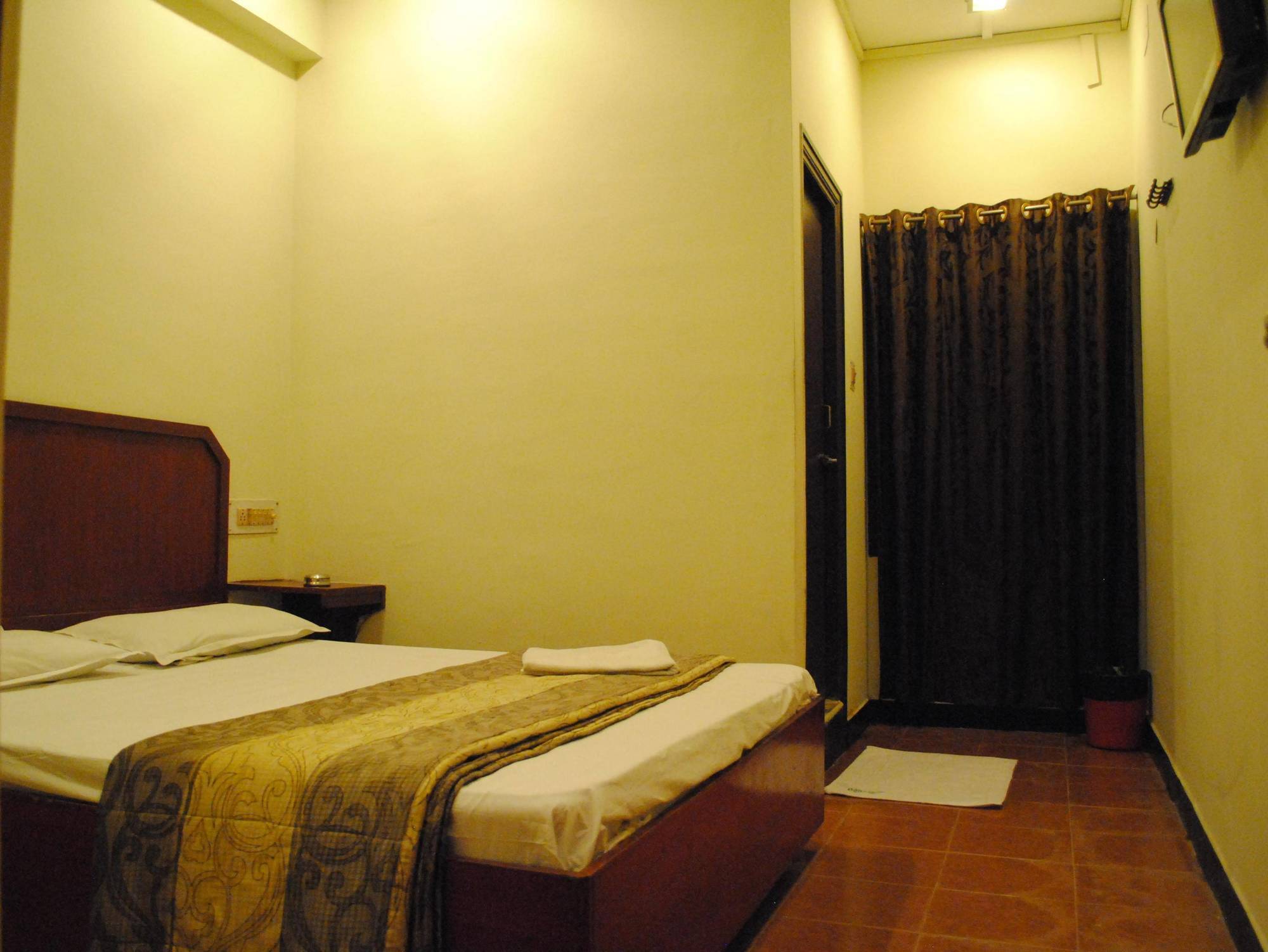 Deluxe Hotel Chennai Zewnętrze zdjęcie