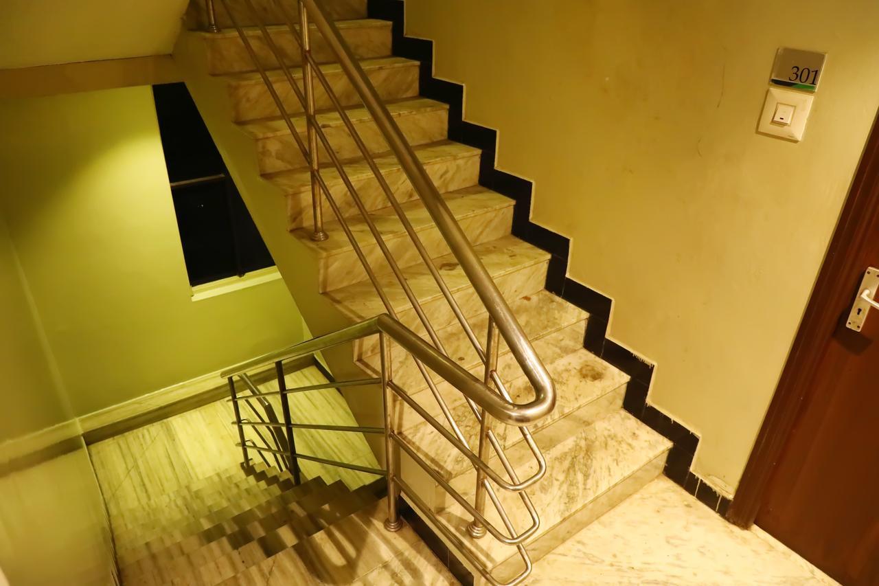 Deluxe Hotel Chennai Zewnętrze zdjęcie