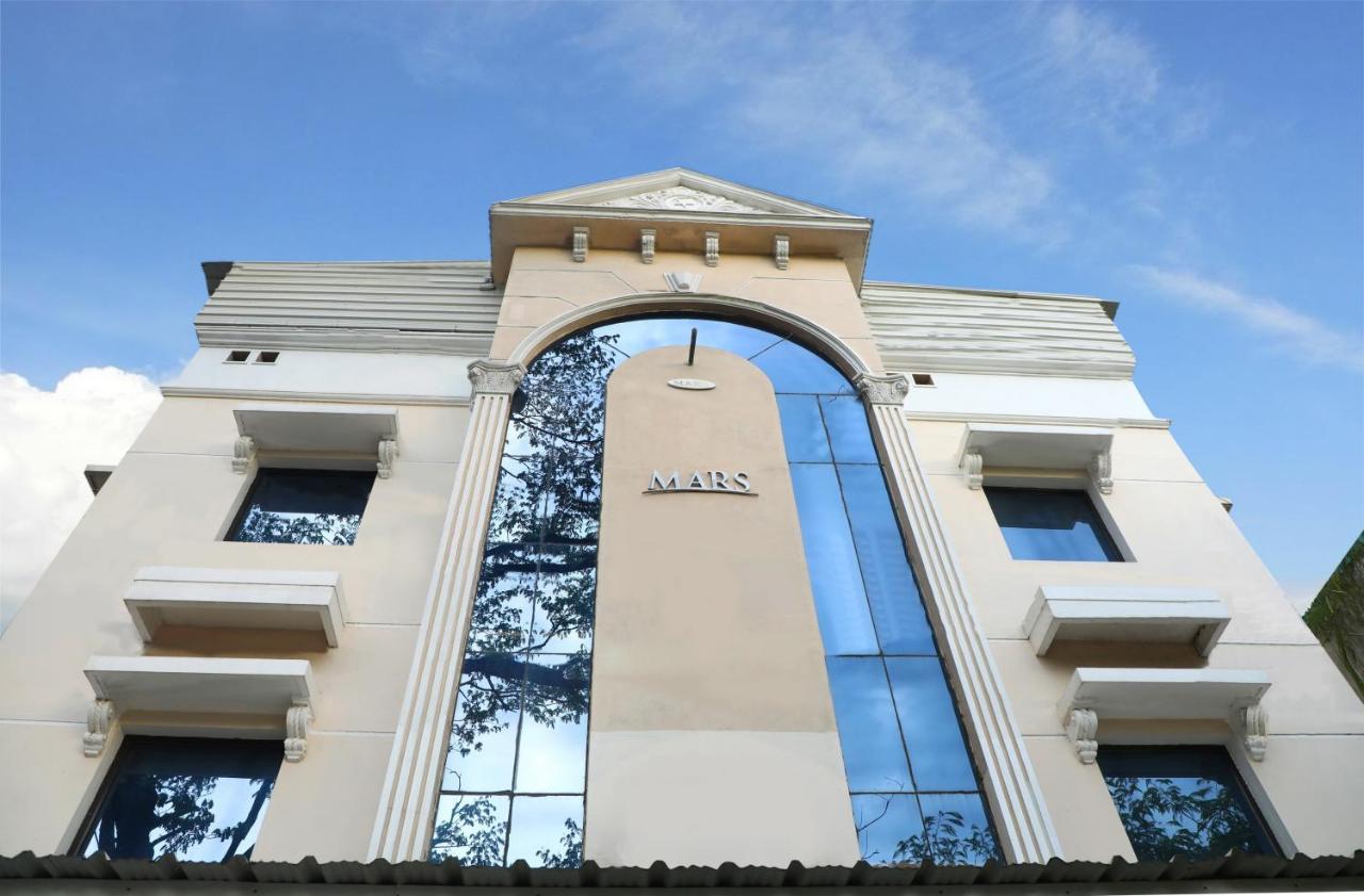 Deluxe Hotel Chennai Zewnętrze zdjęcie