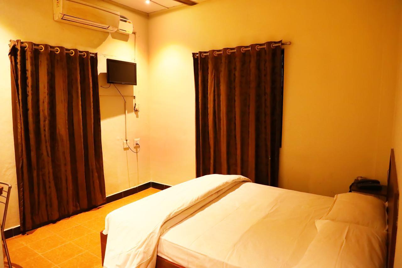 Deluxe Hotel Chennai Zewnętrze zdjęcie