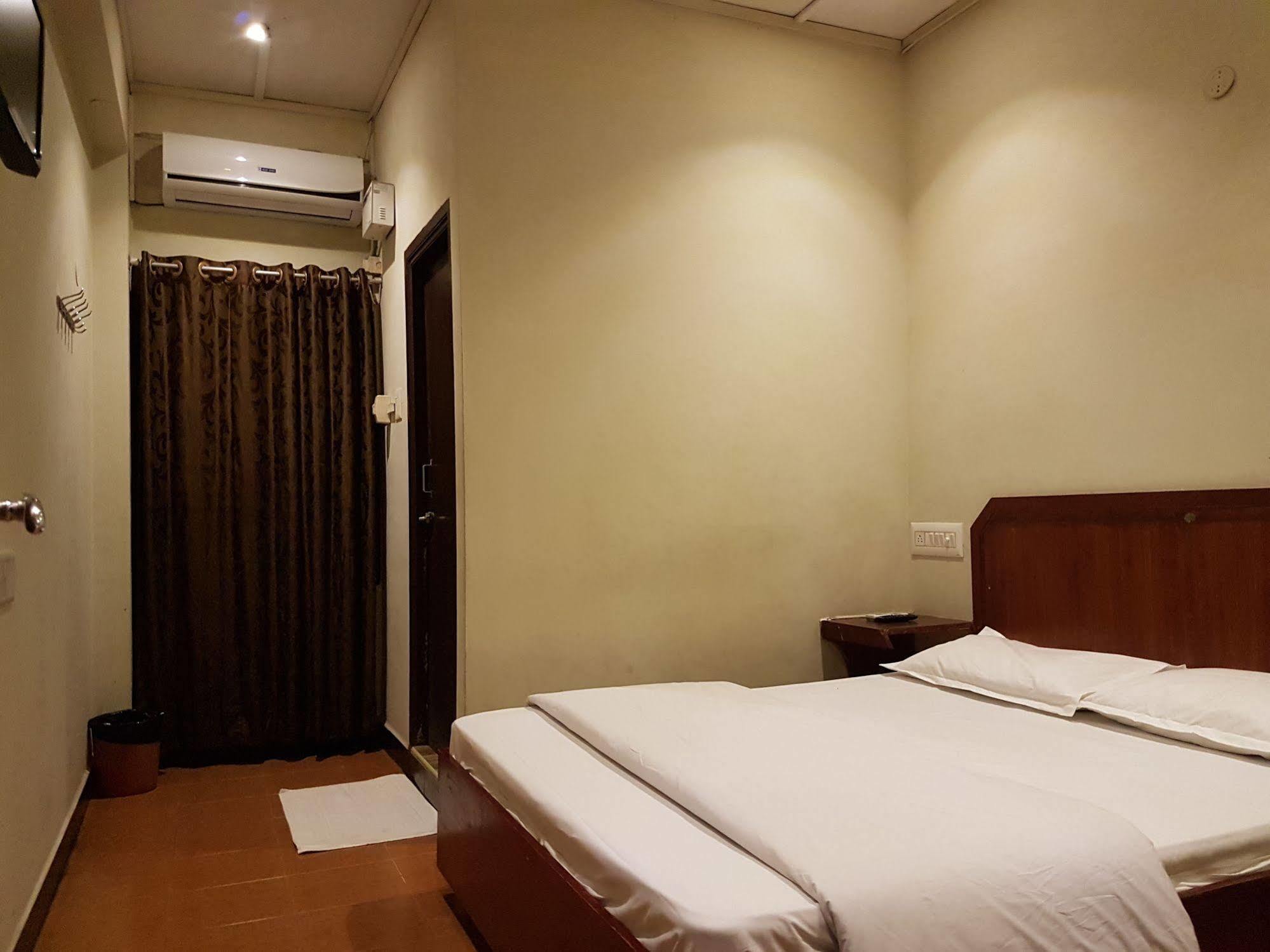 Deluxe Hotel Chennai Zewnętrze zdjęcie
