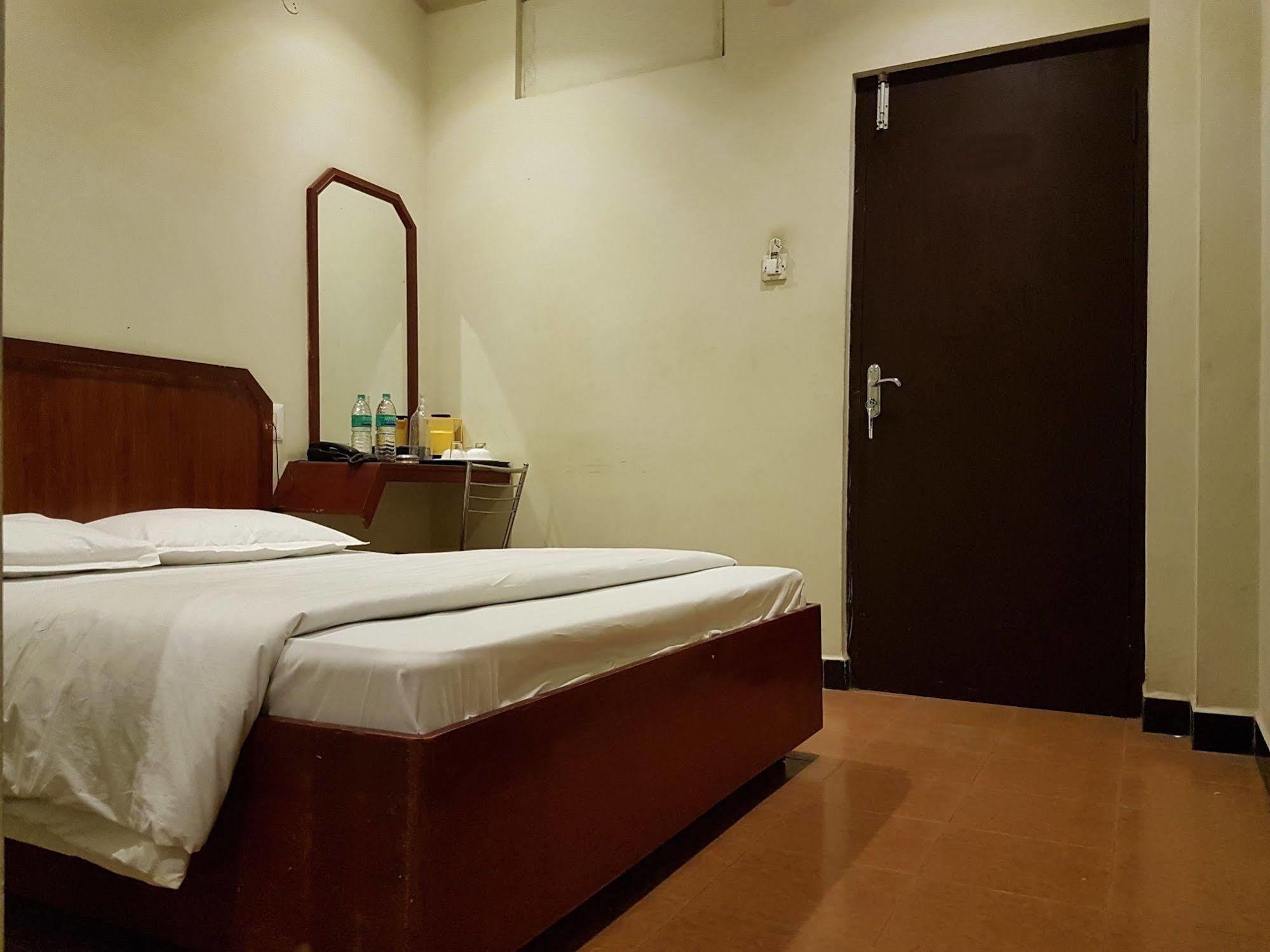 Deluxe Hotel Chennai Zewnętrze zdjęcie