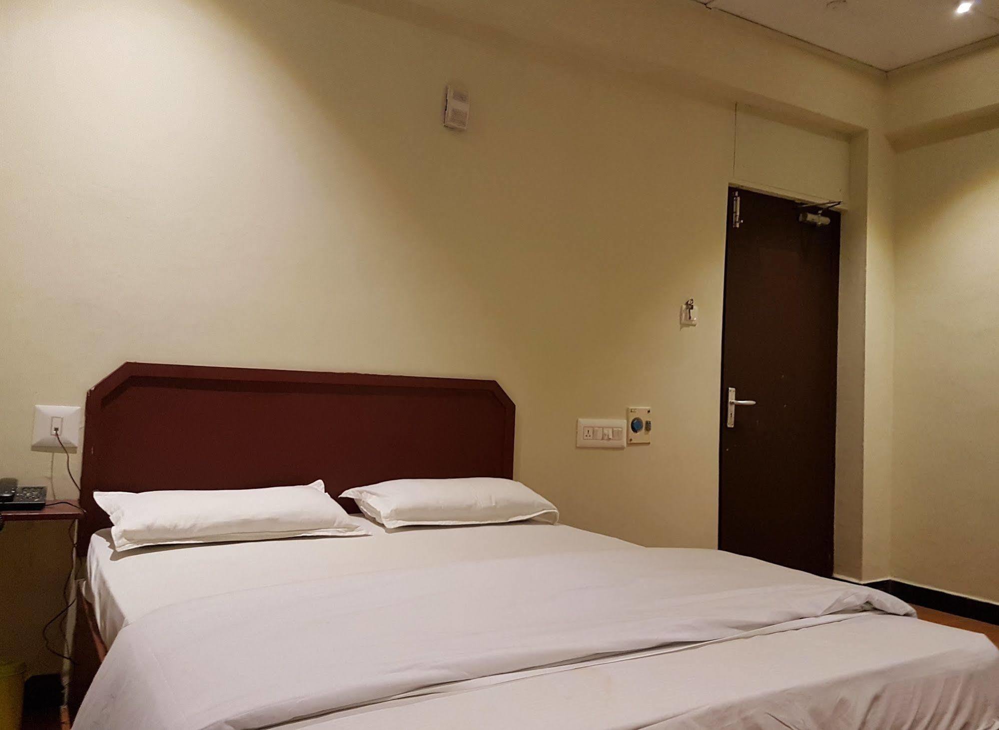 Deluxe Hotel Chennai Zewnętrze zdjęcie