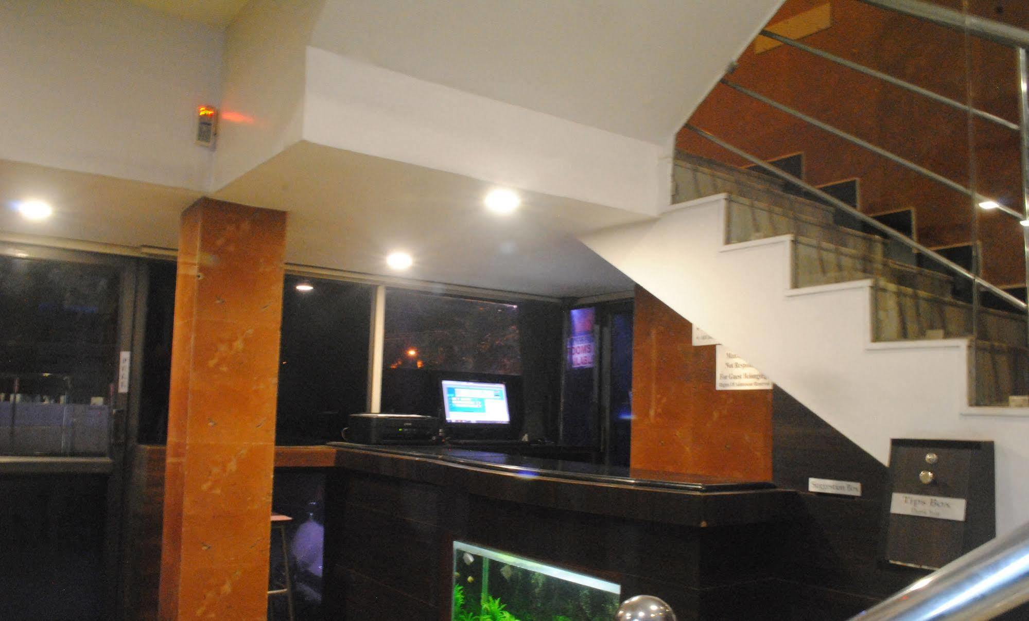 Deluxe Hotel Chennai Zewnętrze zdjęcie