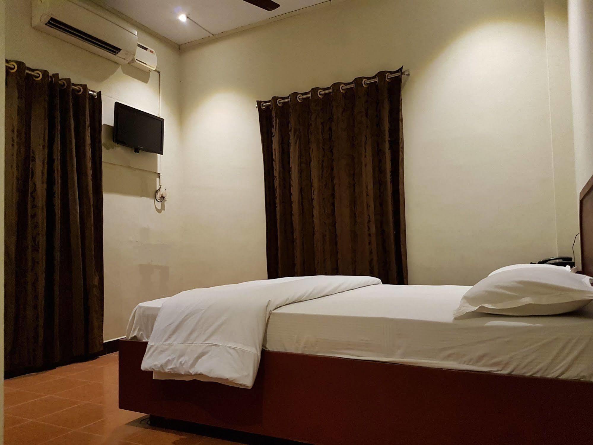 Deluxe Hotel Chennai Zewnętrze zdjęcie