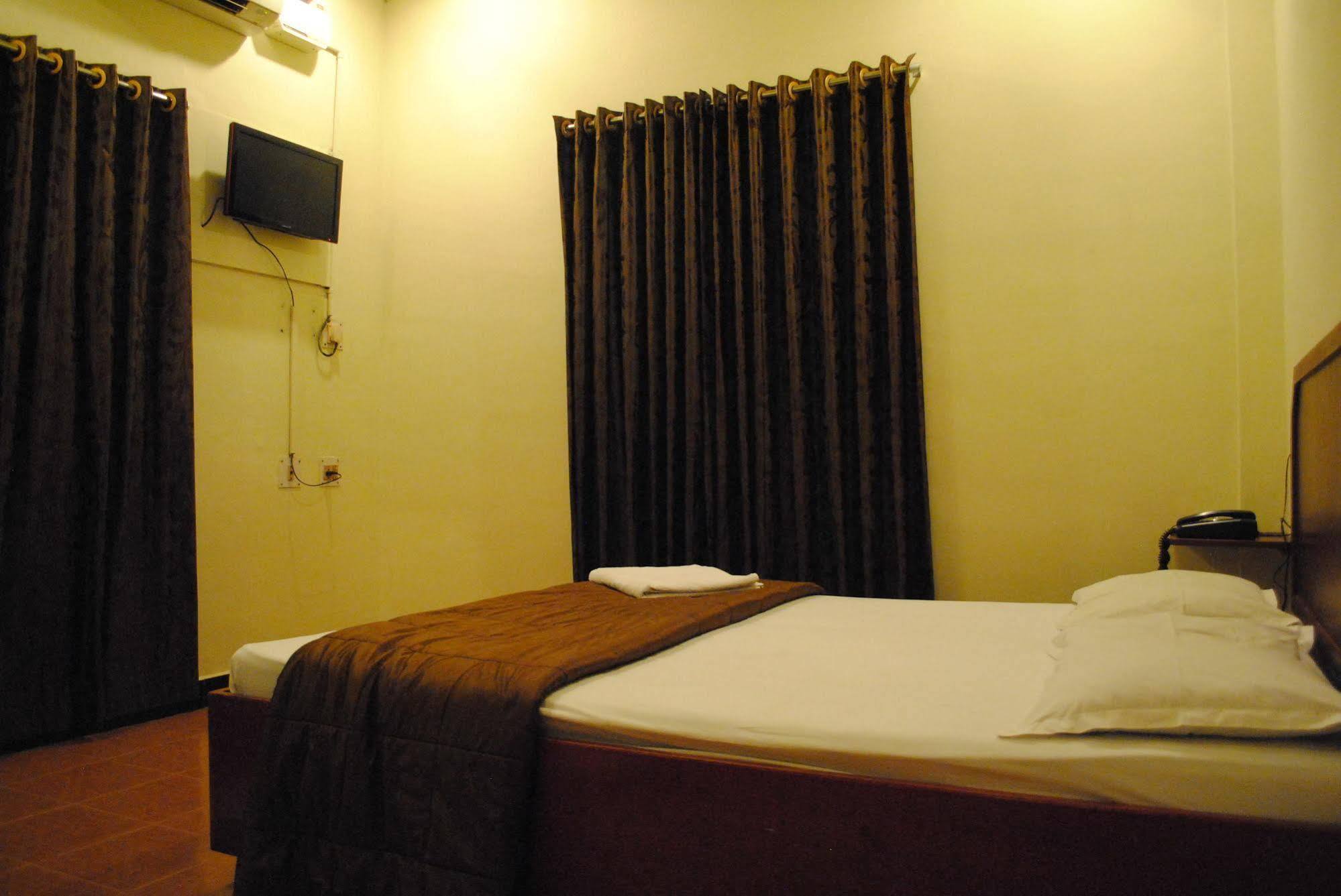 Deluxe Hotel Chennai Zewnętrze zdjęcie