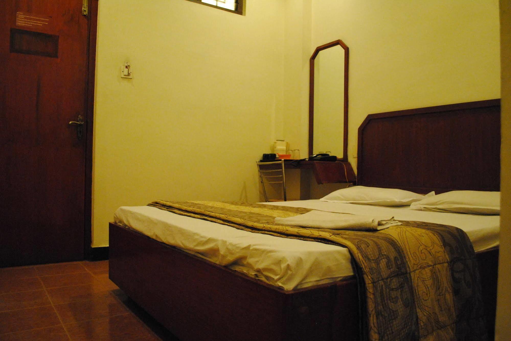 Deluxe Hotel Chennai Zewnętrze zdjęcie