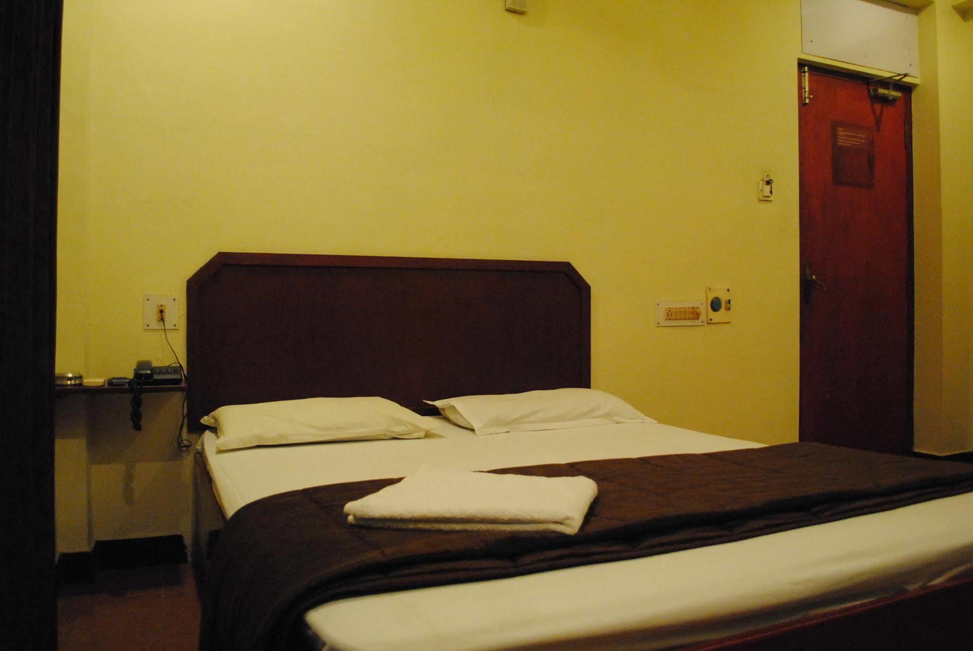 Deluxe Hotel Chennai Zewnętrze zdjęcie